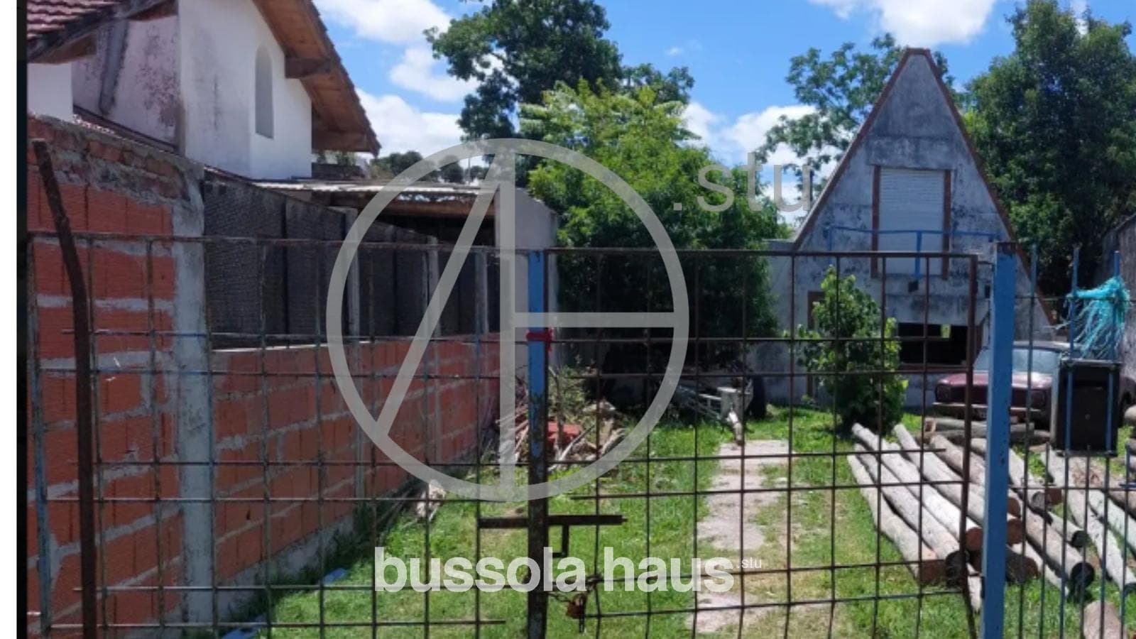 House for Sale in Need of Renovation in Escobar