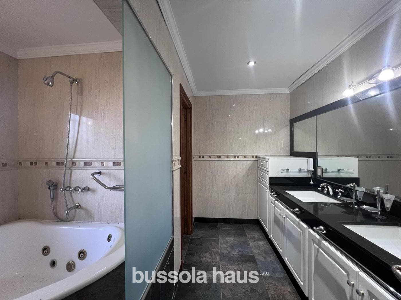 5-Bedroom House for Sale by the River in Dique Lujan