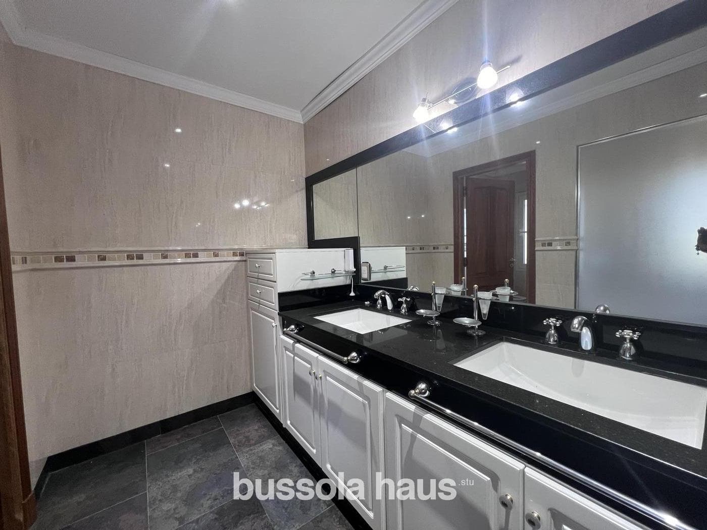 5-Bedroom House for Sale by the River in Dique Lujan
