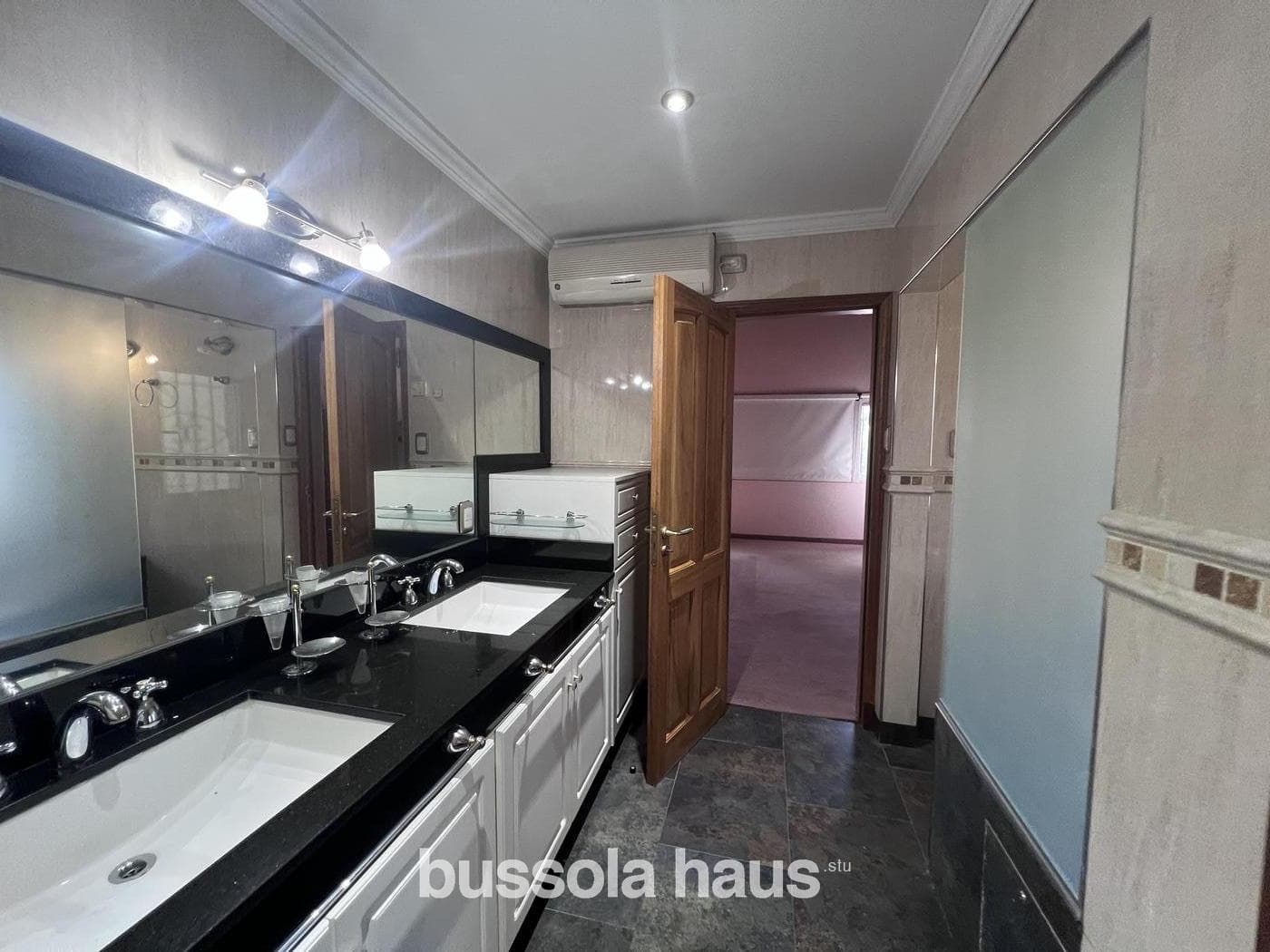 5-Bedroom House for Sale by the River in Dique Lujan