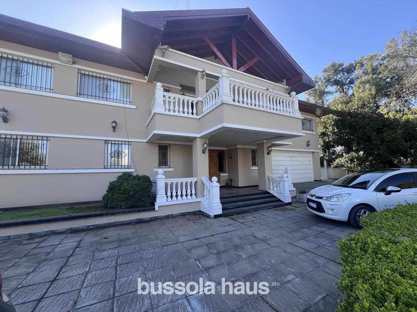 5-Bedroom House for Sale by the River in Dique Lujan