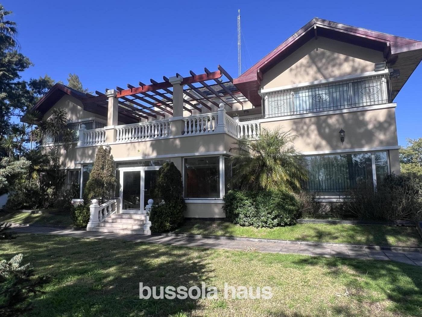 5-Bedroom House for Sale by the River in Dique Lujan