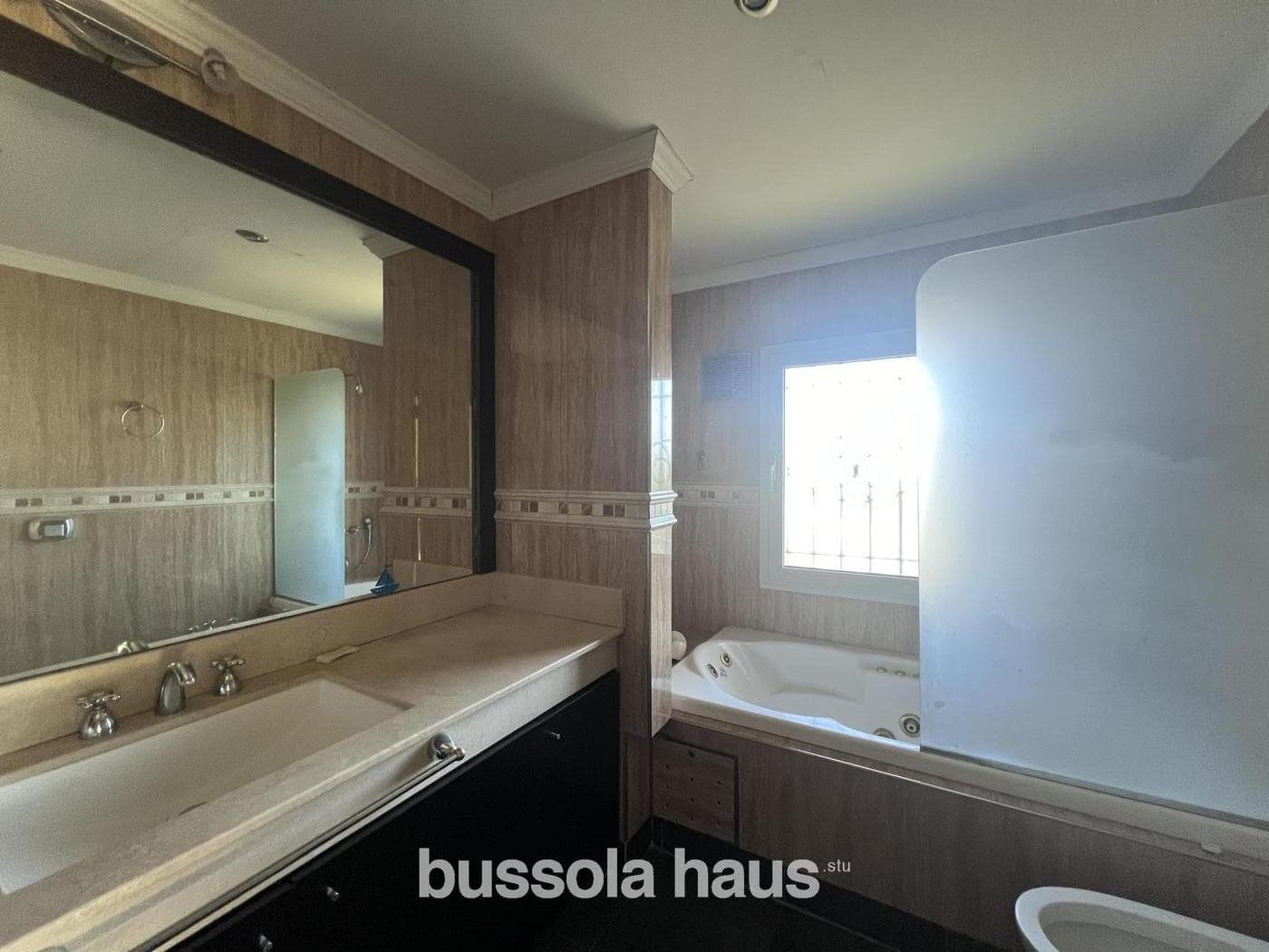 5-Bedroom House for Sale by the River in Dique Lujan