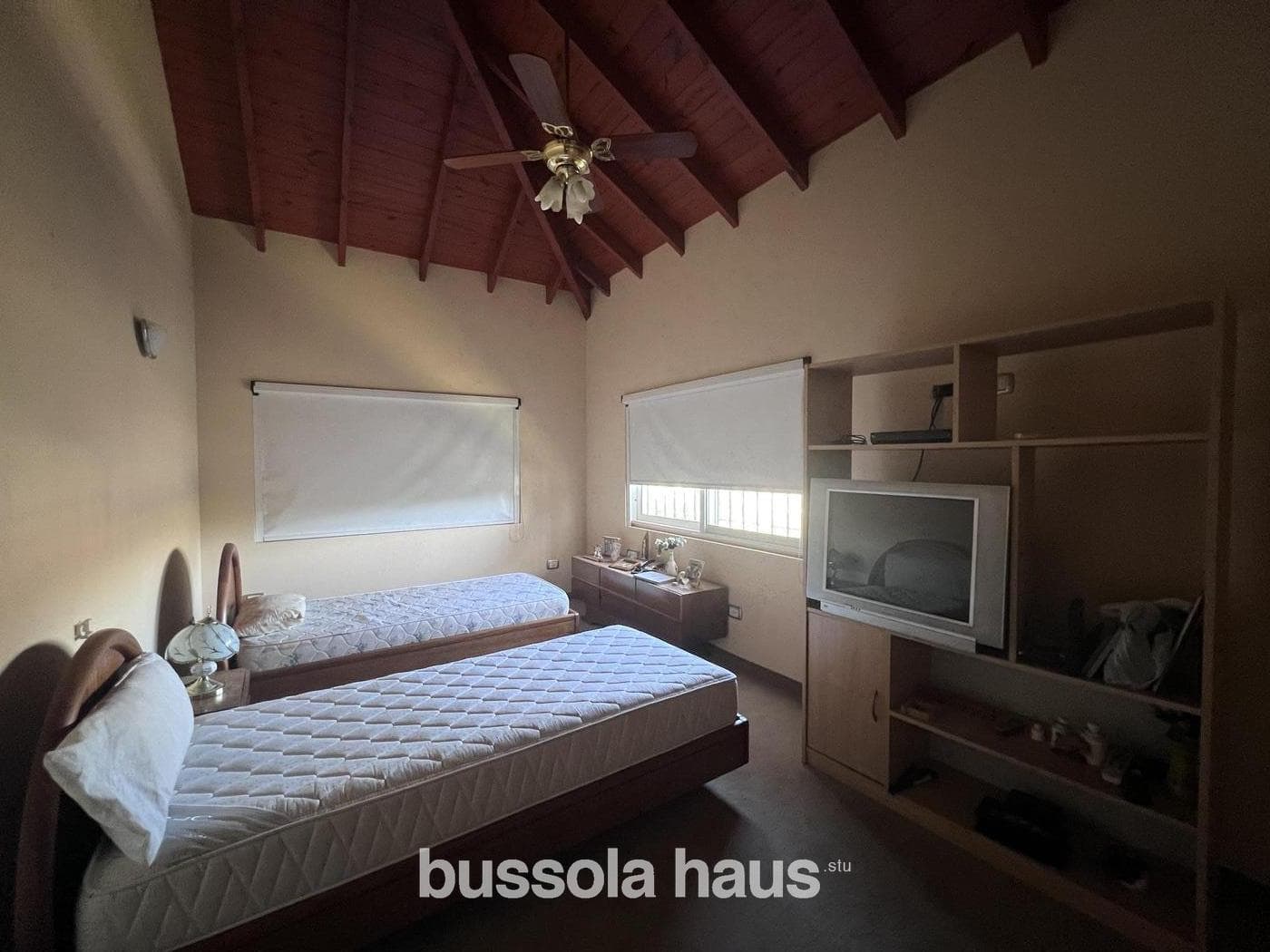 5-Bedroom House for Sale by the River in Dique Lujan