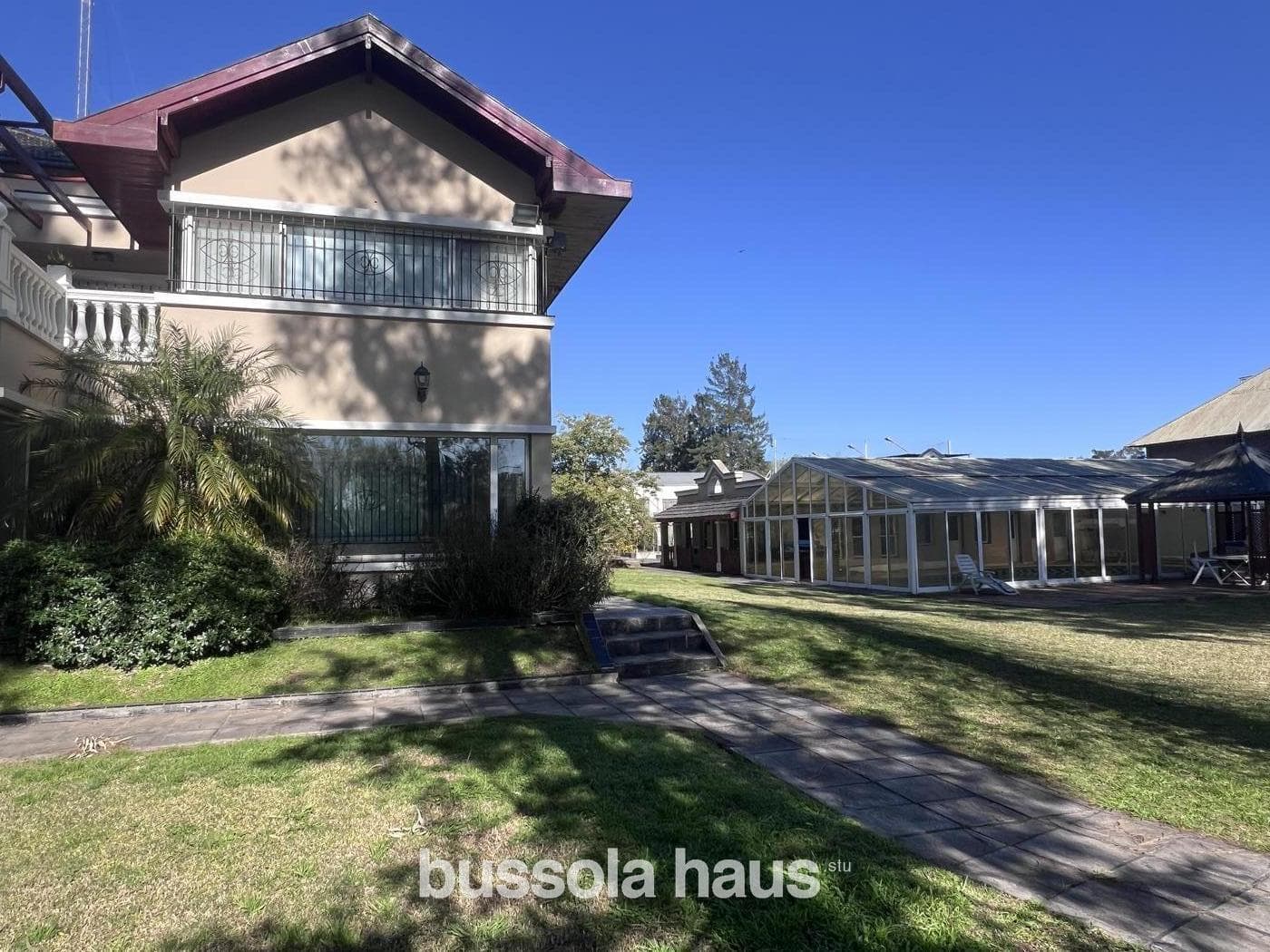 5-Bedroom House for Sale by the River in Dique Lujan