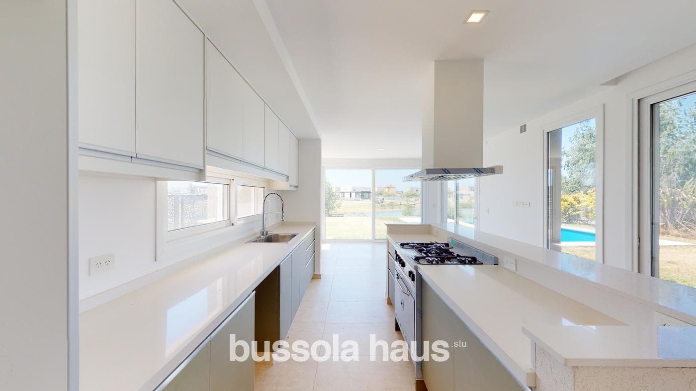 4-Bedroom House for Sale Overlooking the Lagoon in El Cantón, Escobar