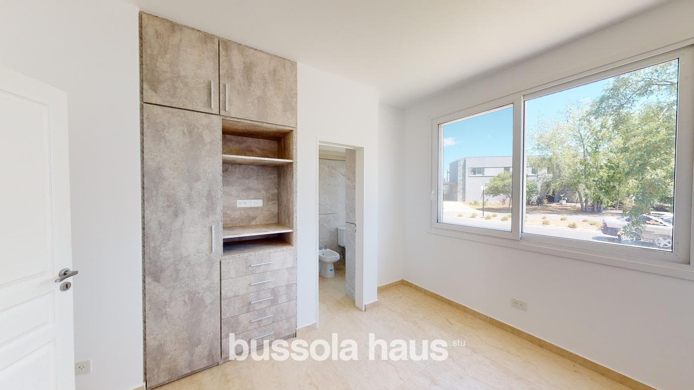4-Bedroom House for Sale Overlooking the Lagoon in El Cantón, Escobar