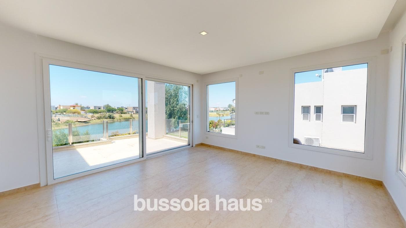 4-Bedroom House for Sale Overlooking the Lagoon in El Cantón, Escobar