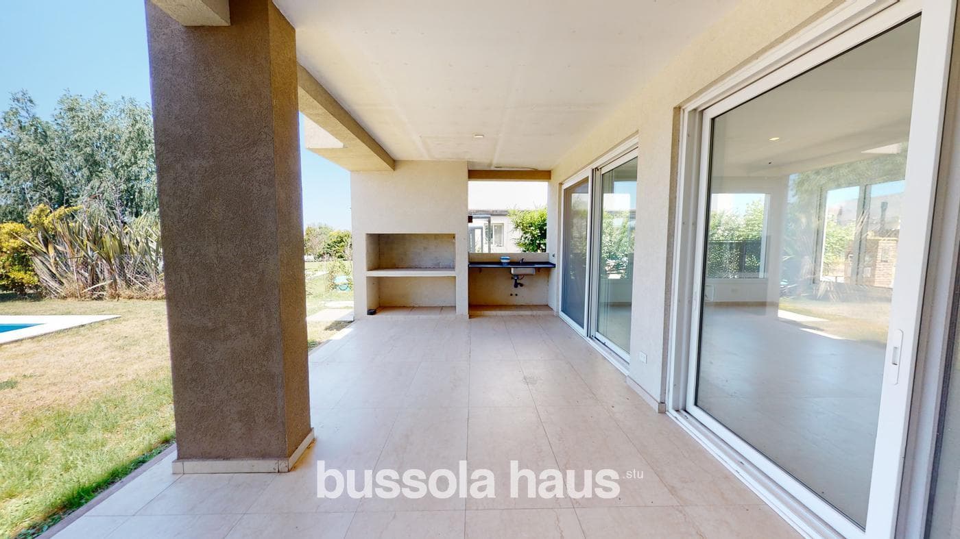 4-Bedroom House for Sale Overlooking the Lagoon in El Cantón, Escobar
