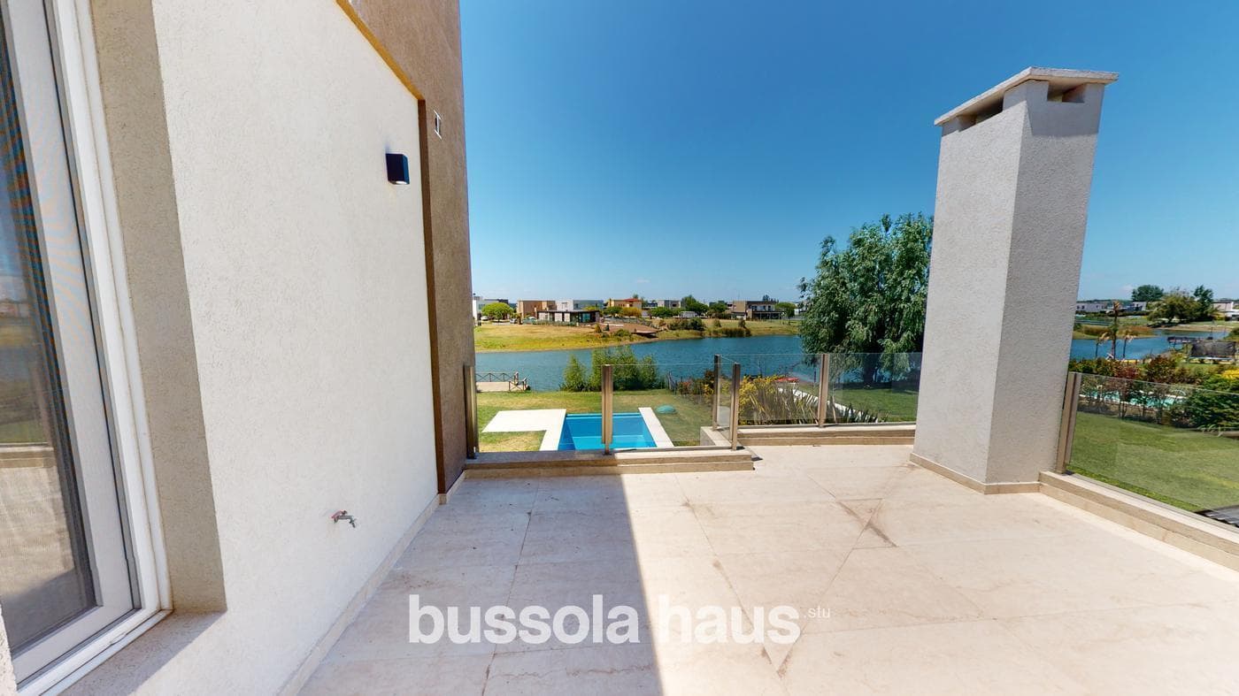 4-Bedroom House for Sale Overlooking the Lagoon in El Cantón, Escobar