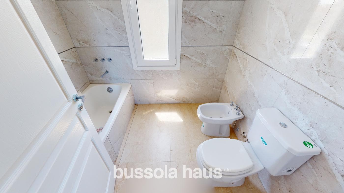 4-Bedroom House for Sale Overlooking the Lagoon in El Cantón, Escobar