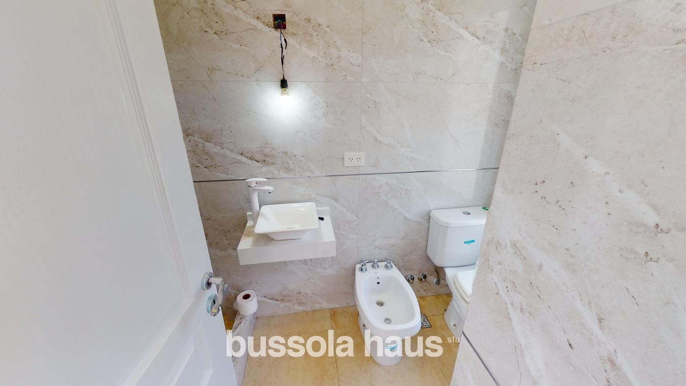 4-Bedroom House for Sale Overlooking the Lagoon in El Cantón, Escobar