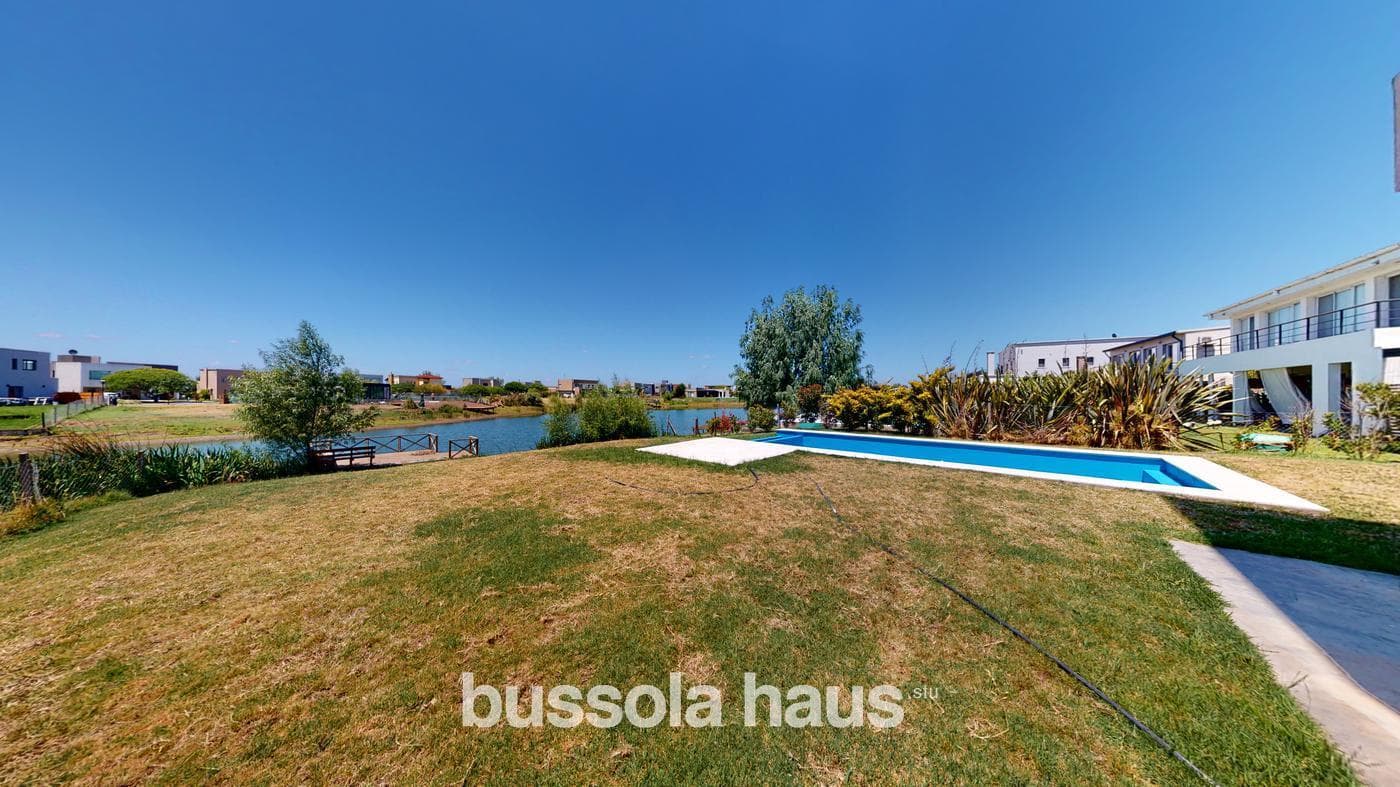 4-Bedroom House for Sale Overlooking the Lagoon in El Cantón, Escobar