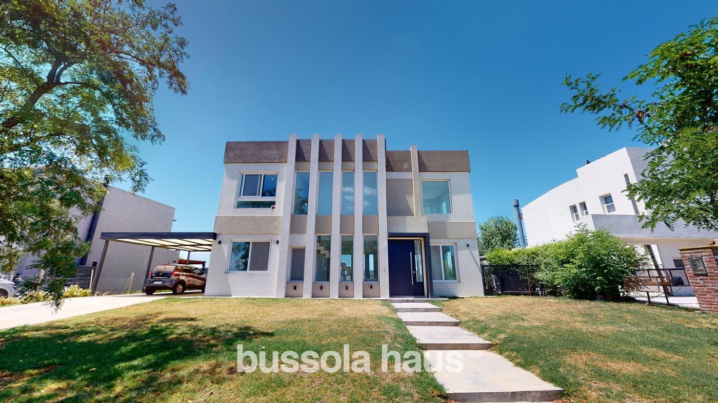 4-Bedroom House for Sale Overlooking the Lagoon in El Cantón, Escobar