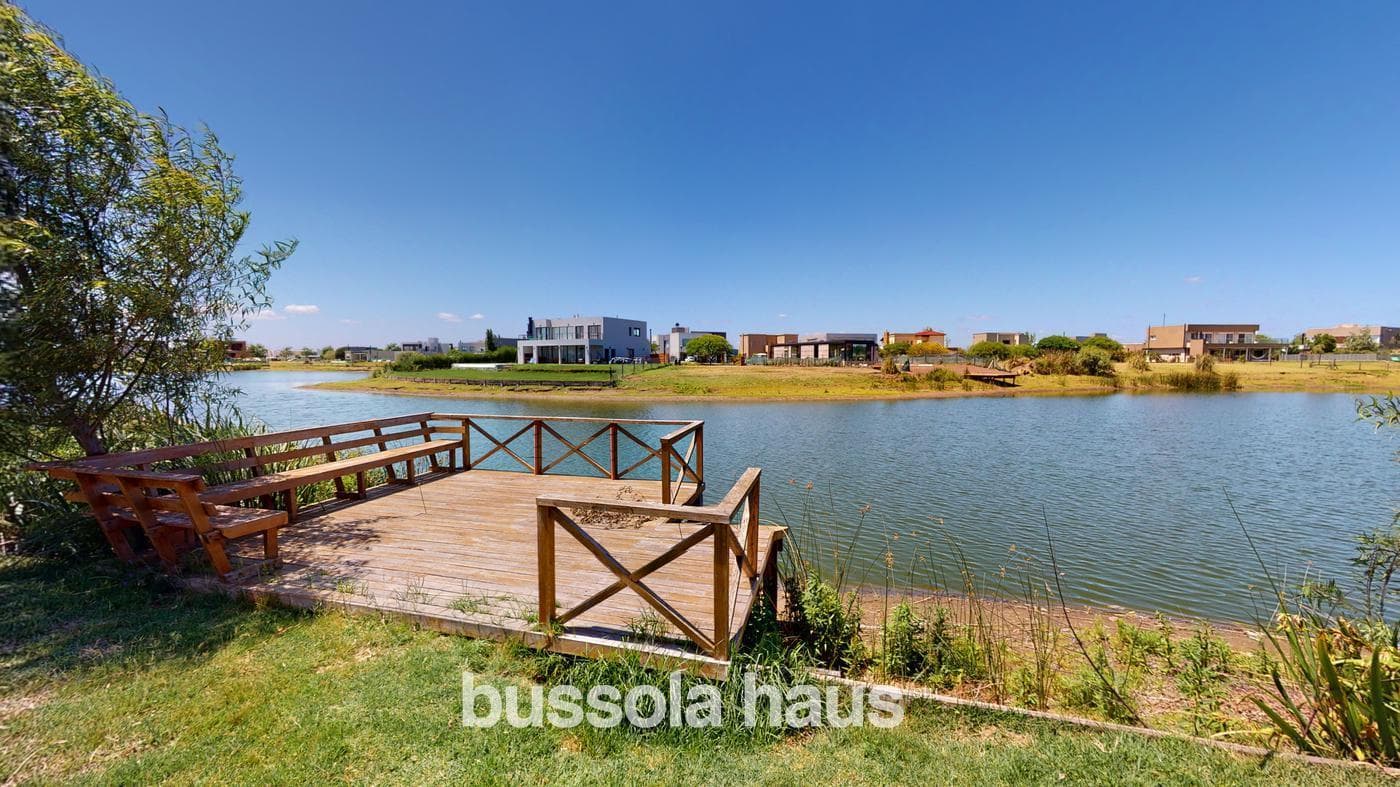 4-Bedroom House for Sale Overlooking the Lagoon in El Cantón, Escobar