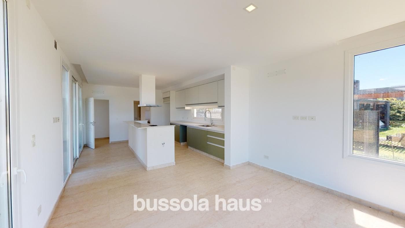 4-Bedroom House for Sale Overlooking the Lagoon in El Cantón, Escobar
