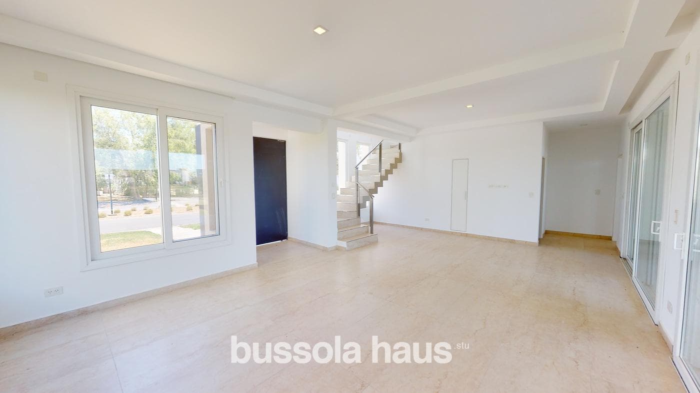 4-Bedroom House for Sale Overlooking the Lagoon in El Cantón, Escobar
