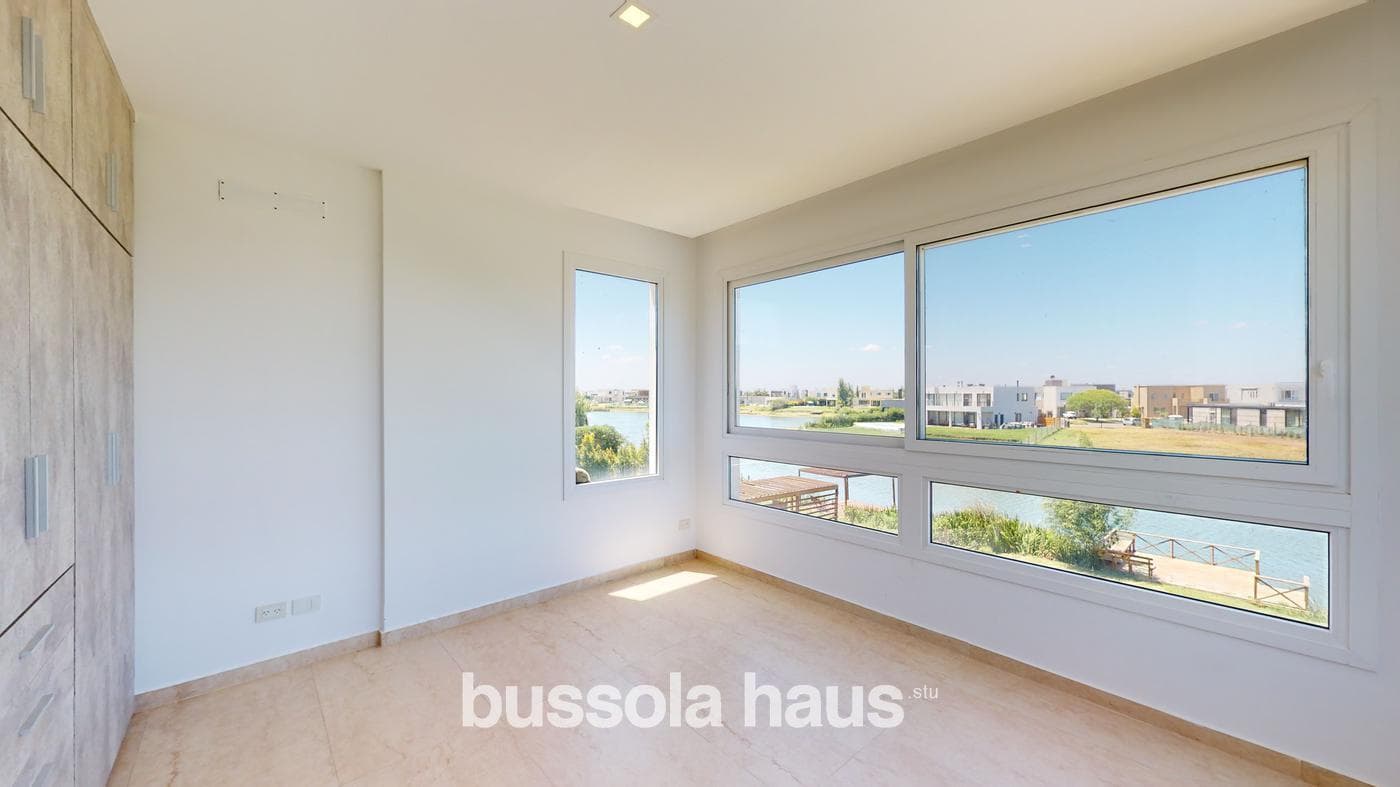 4-Bedroom House for Sale Overlooking the Lagoon in El Cantón, Escobar