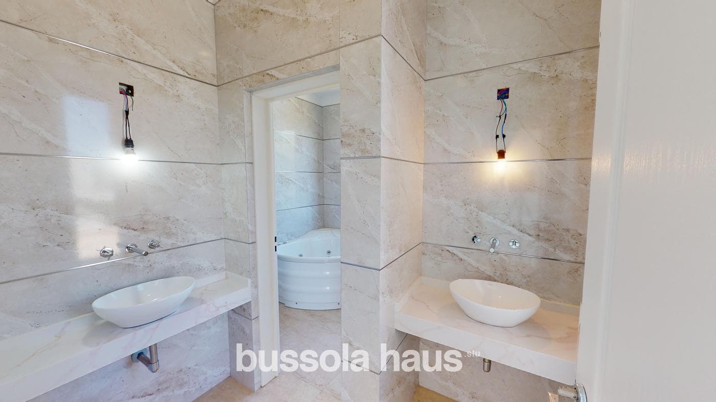 4-Bedroom House for Sale Overlooking the Lagoon in El Cantón, Escobar