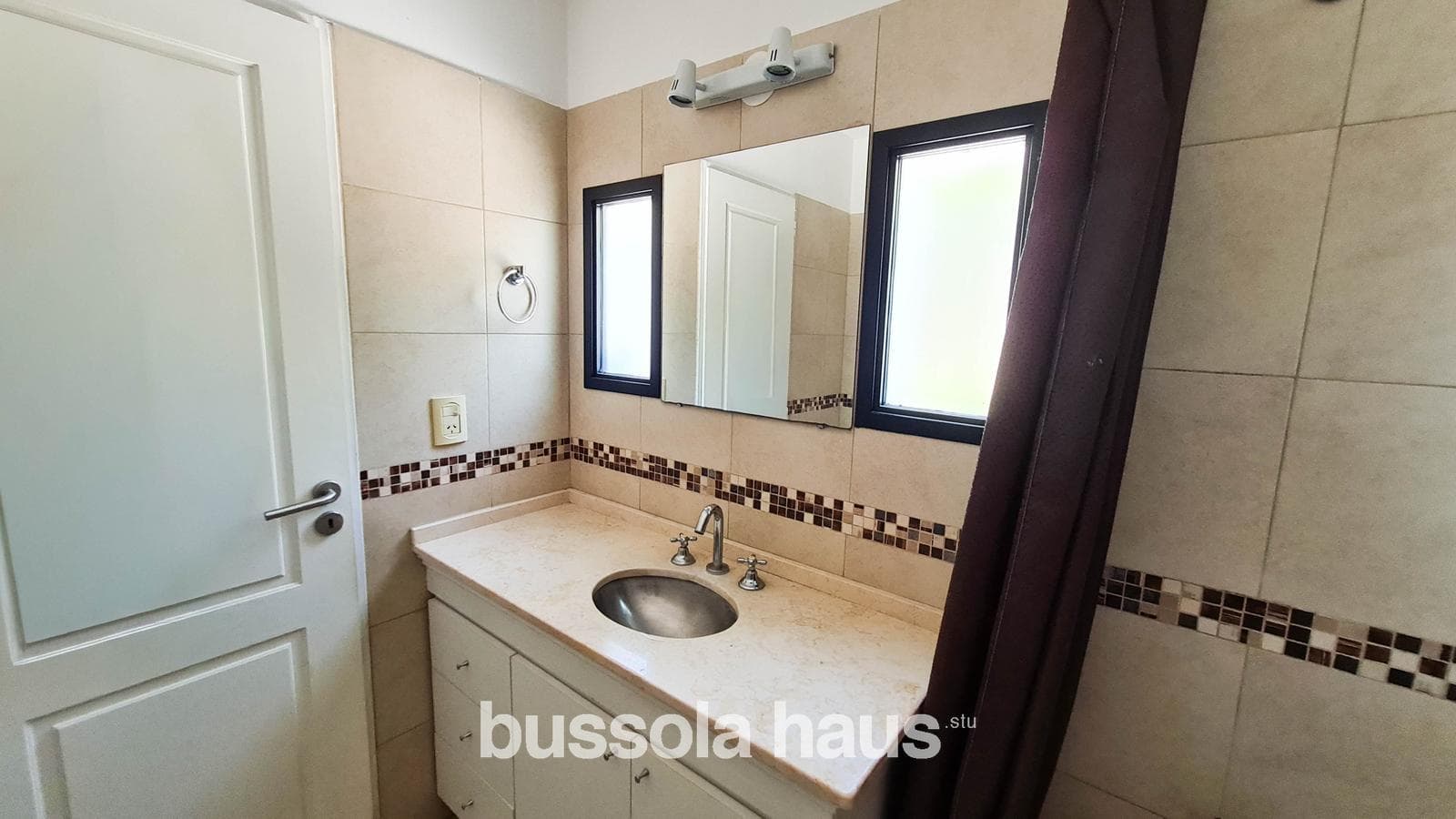 5-room single-story house for sale with a pool in Cantón Escobar