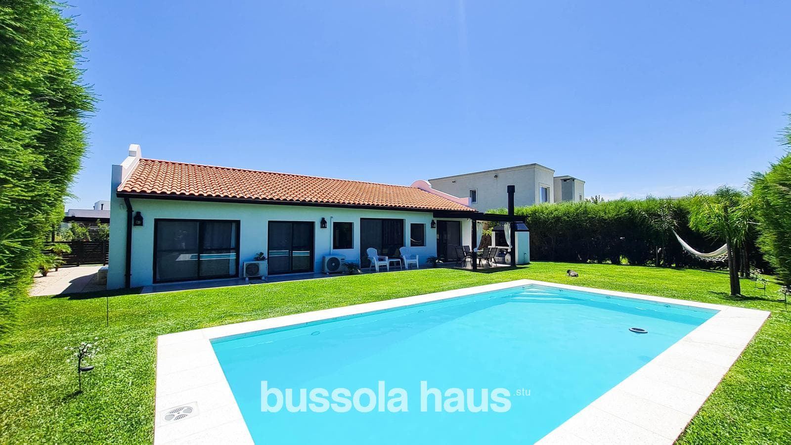 5-room single-story house for sale with a pool in Cantón Escobar