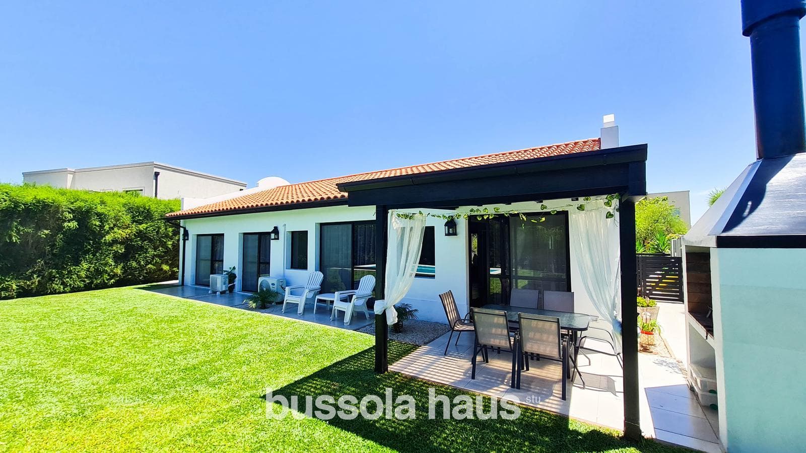 5-room single-story house for sale with a pool in Cantón Escobar