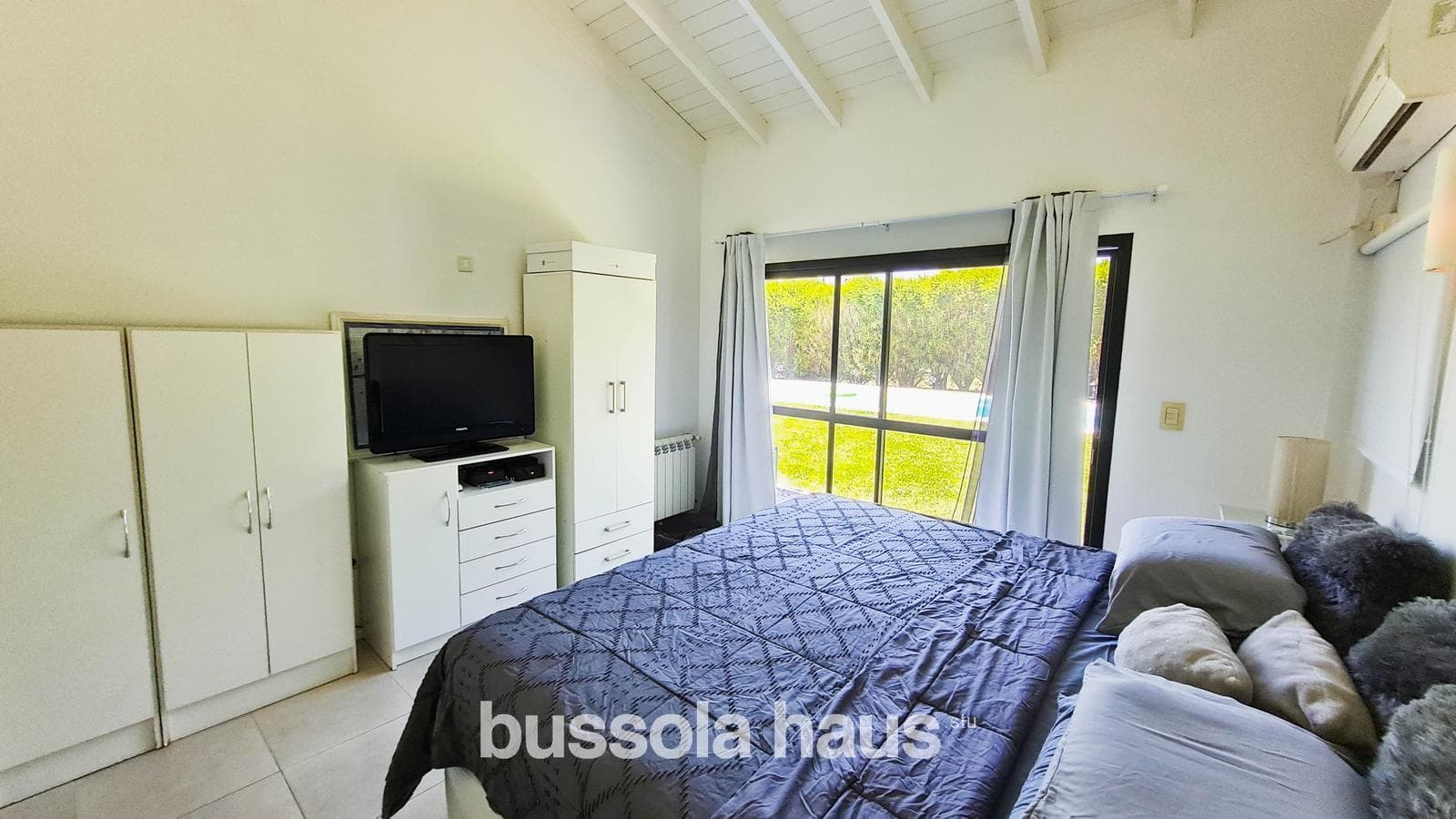 5-room single-story house for sale with a pool in Cantón Escobar