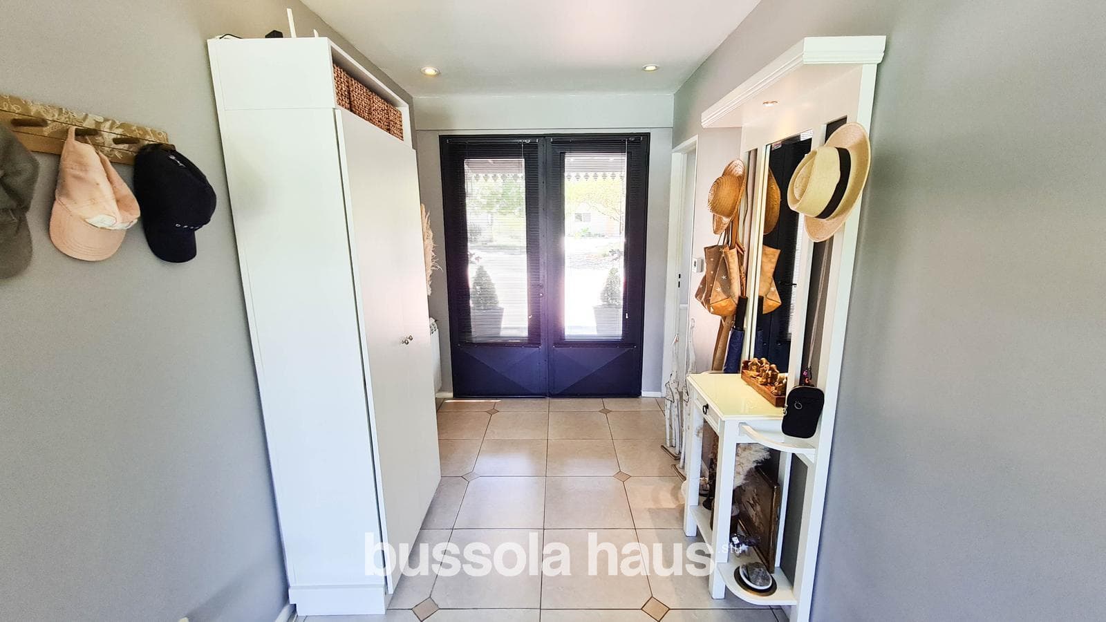 5-room single-story house for sale with a pool in Cantón Escobar