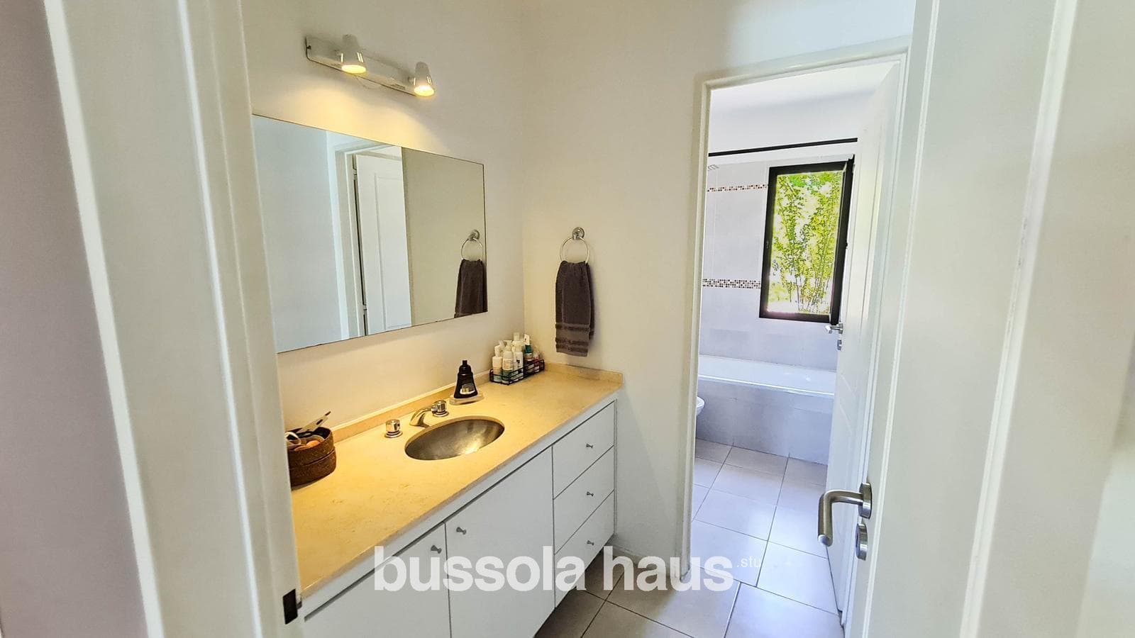 5-room single-story house for sale with a pool in Cantón Escobar