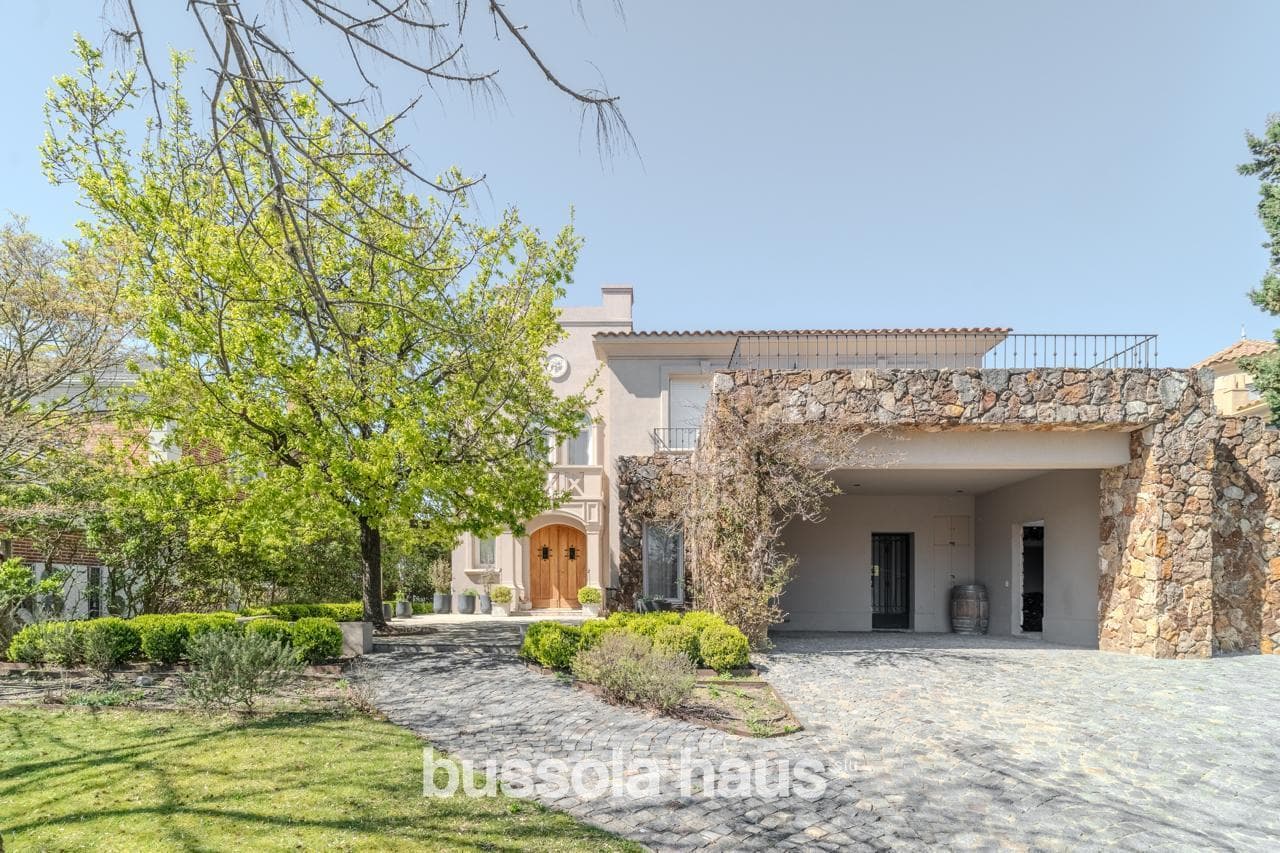 3-Bedroom House for Sale Near the Central Lake in Los Castores, Nordelta