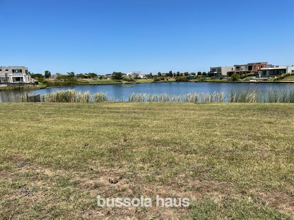 Lakeside Lot in Muelles
