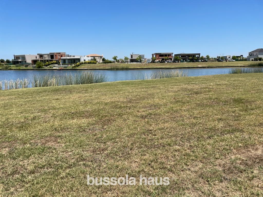 Lakeside Lot in Muelles