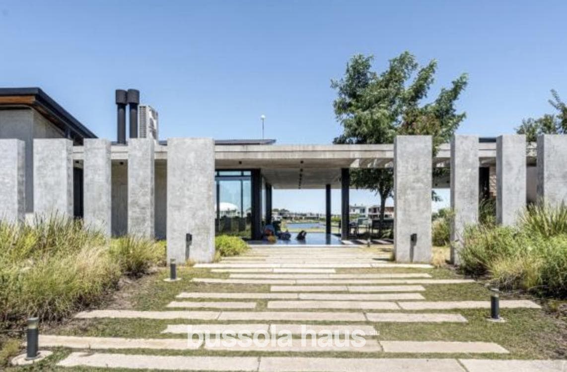 House on an interior lot in Carpinchos, Nordelta