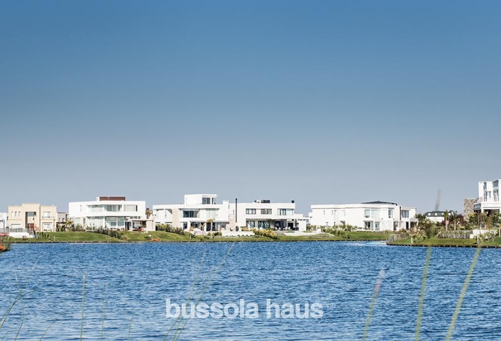 House on an interior lot in Carpinchos, Nordelta