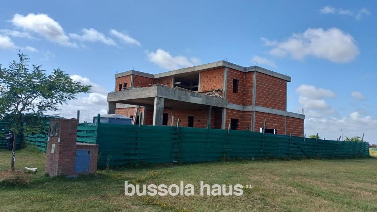 5-room house for sale with a pool in Amarras Puertos Escobar