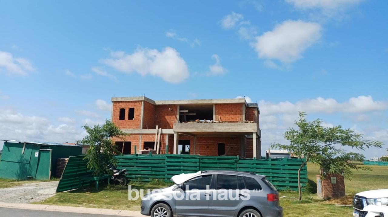 5-room house for sale with a pool in Amarras Puertos Escobar