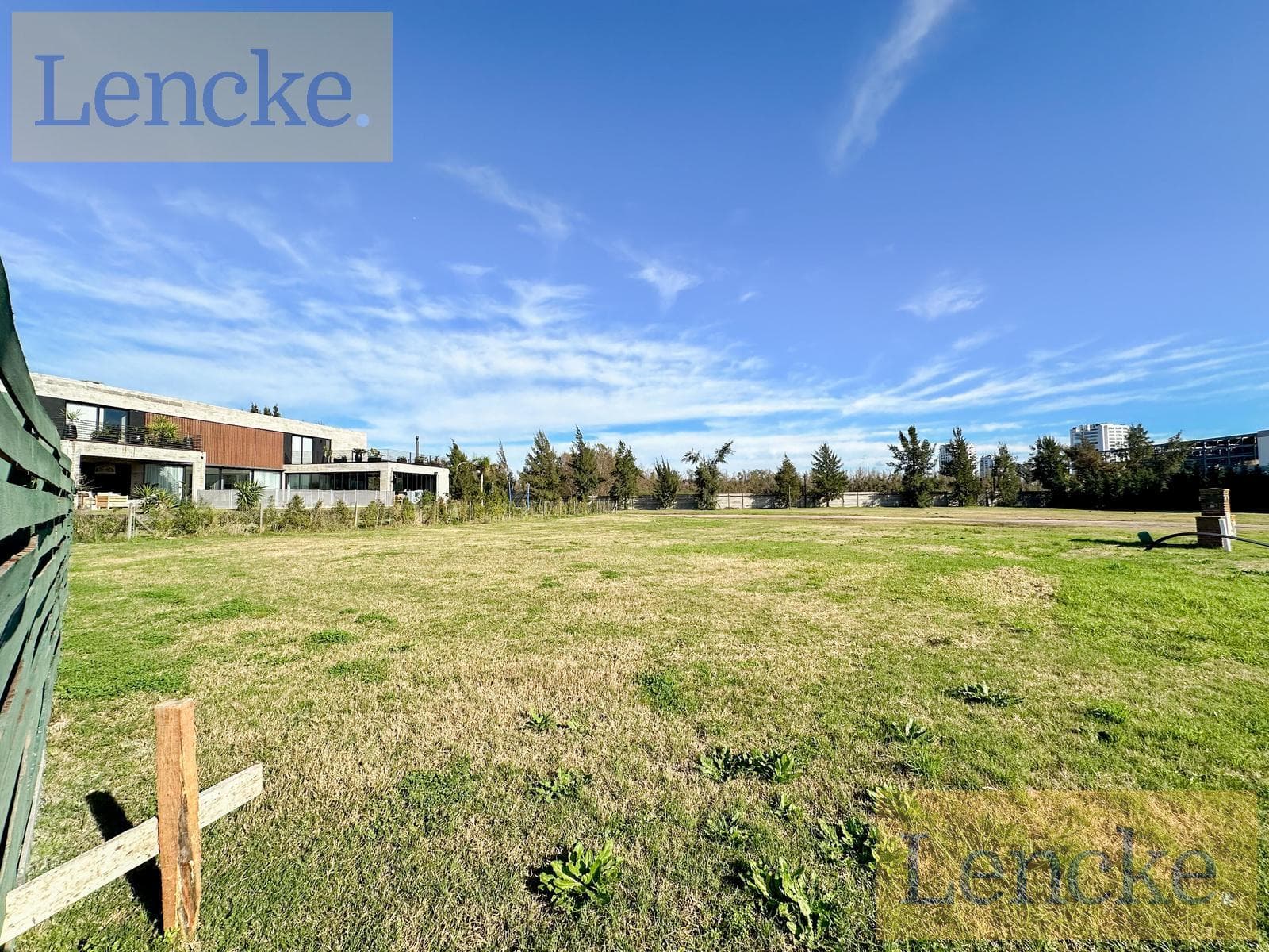 Lencke is selling - Very nice lot in Albanueva, with the possibility of a boat slip
