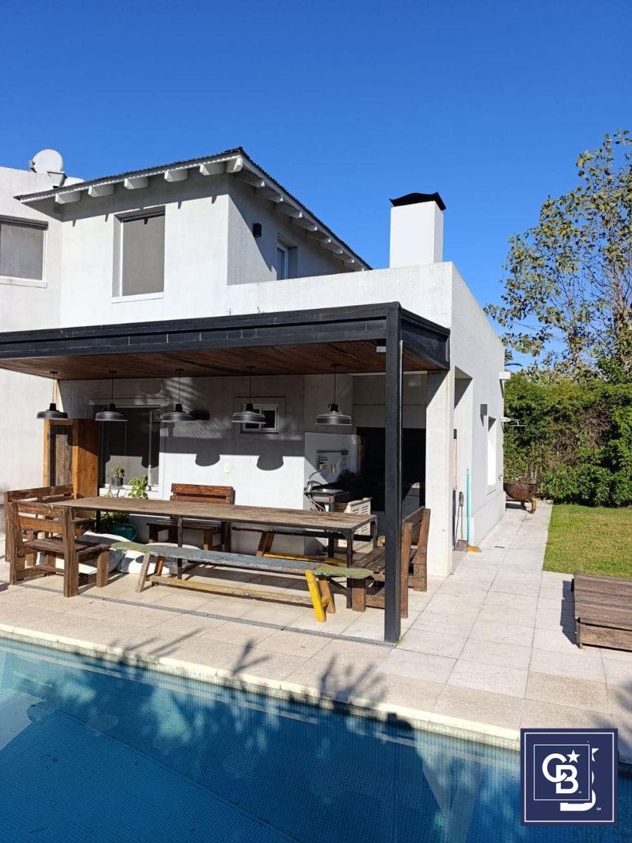 5-Bedroom House for Sale with a Pool in La Caballeriza, Pilar