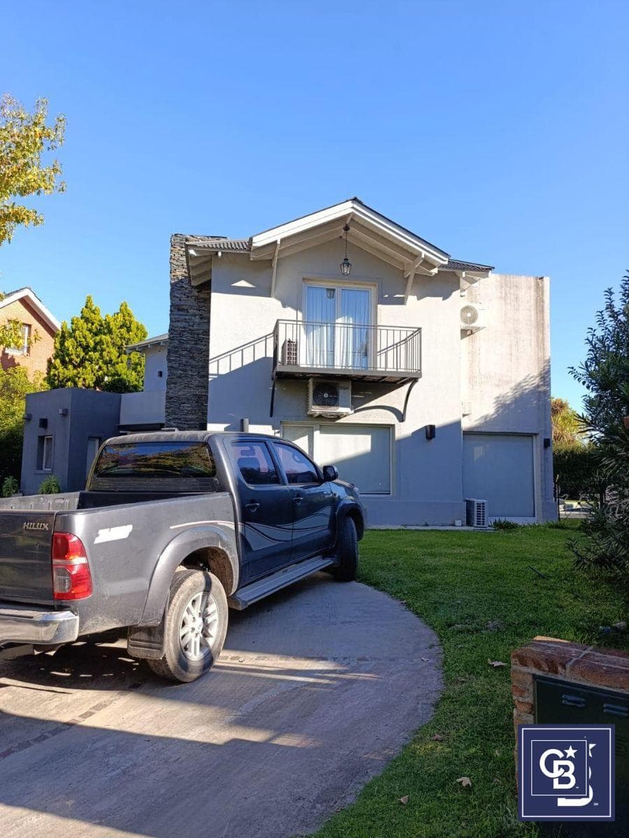 5-Bedroom House for Sale with a Pool in La Caballeriza, Pilar