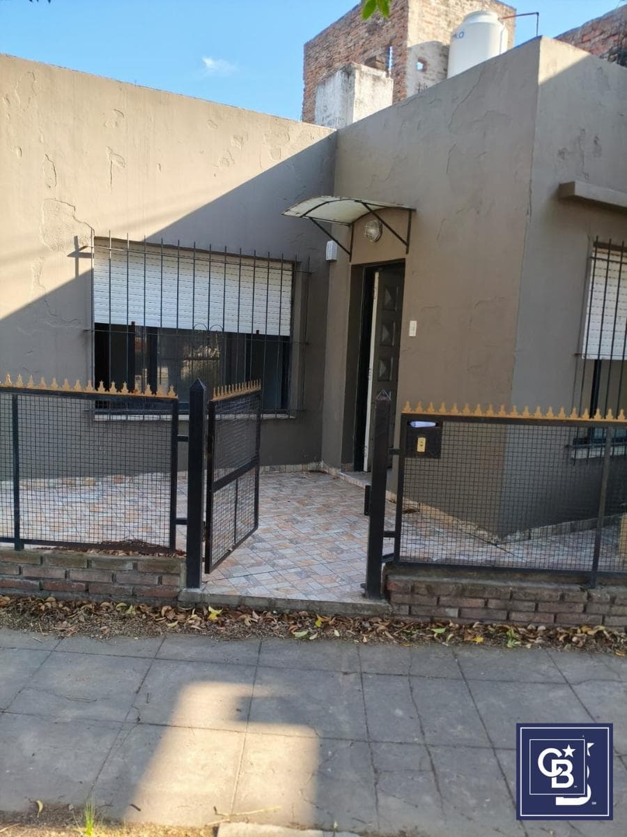 4-room house for sale, suitable for commercial use, in Downtown Pilar