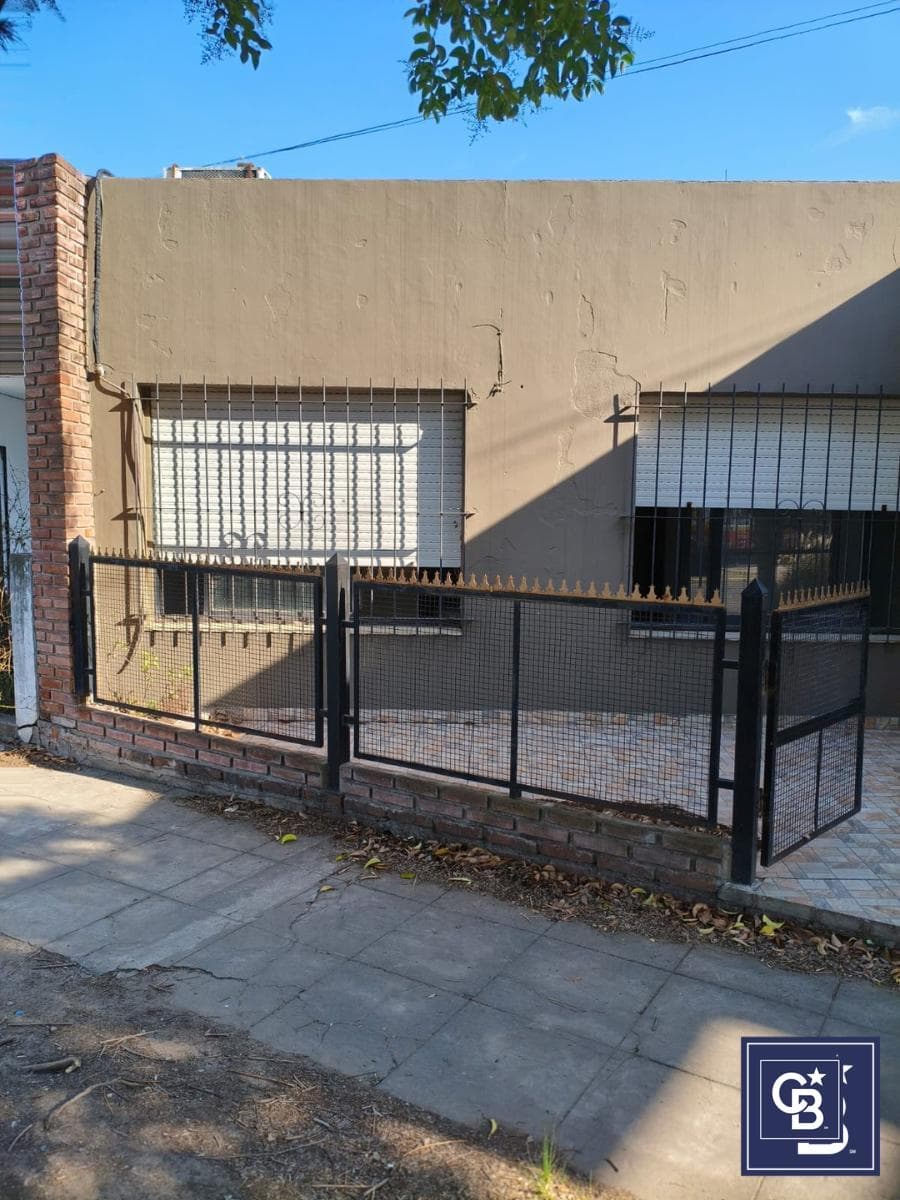 4-room house for sale, suitable for commercial use, in Downtown Pilar