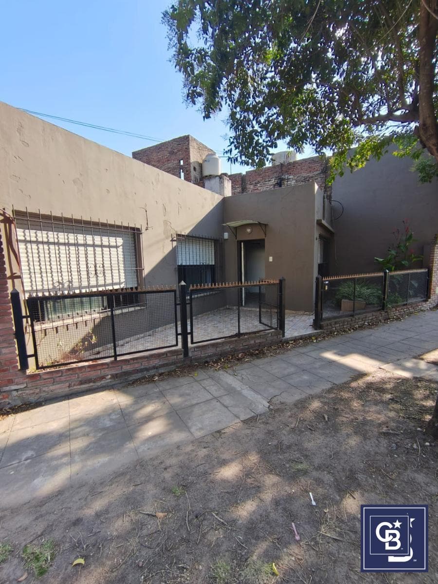 4-room house for sale, suitable for commercial use, in Downtown Pilar
