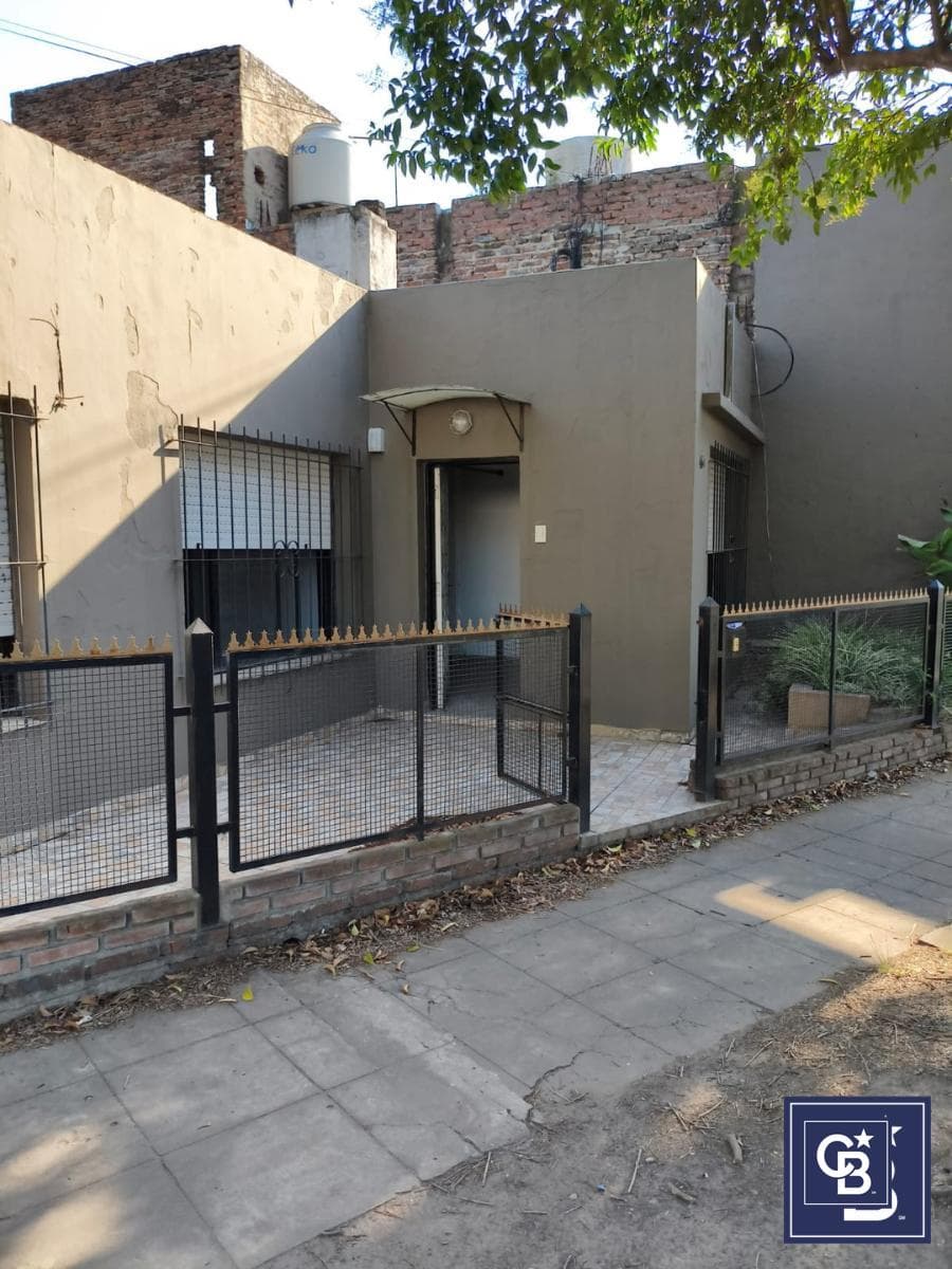 4-room house for sale, suitable for commercial use, in Downtown Pilar