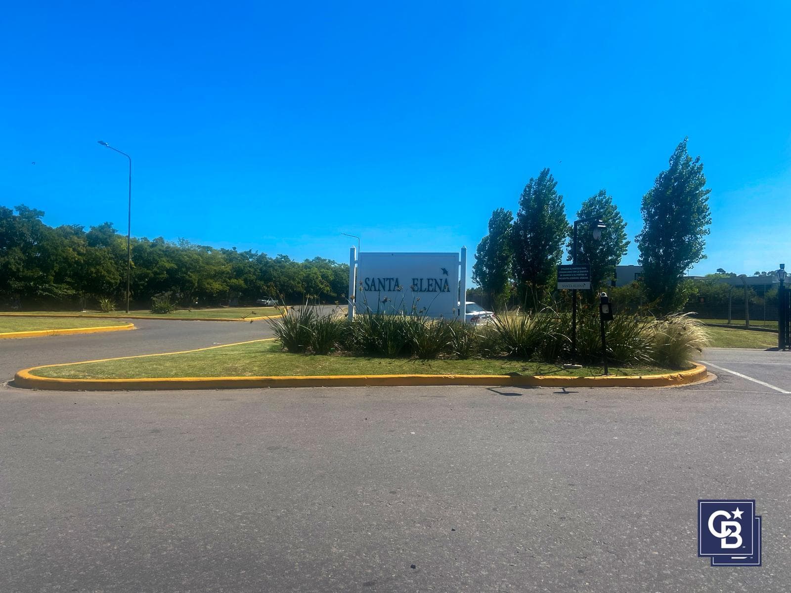 Corner lot for sale in the Santa Elena neighborhood, Pilar del Este
