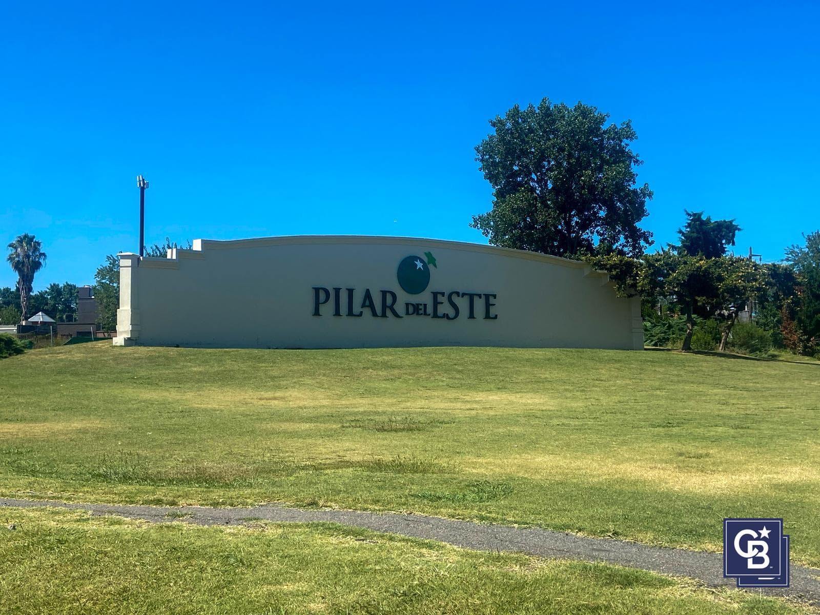 Corner lot for sale in the Santa Elena neighborhood, Pilar del Este