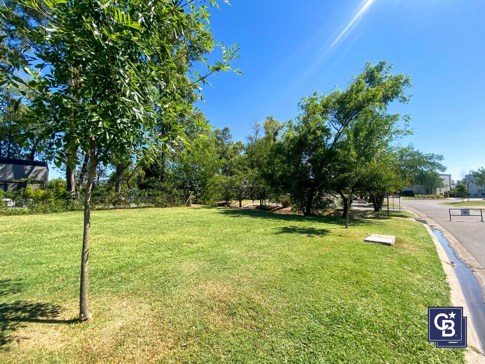 Corner lot for sale in the Santa Elena neighborhood, Pilar del Este