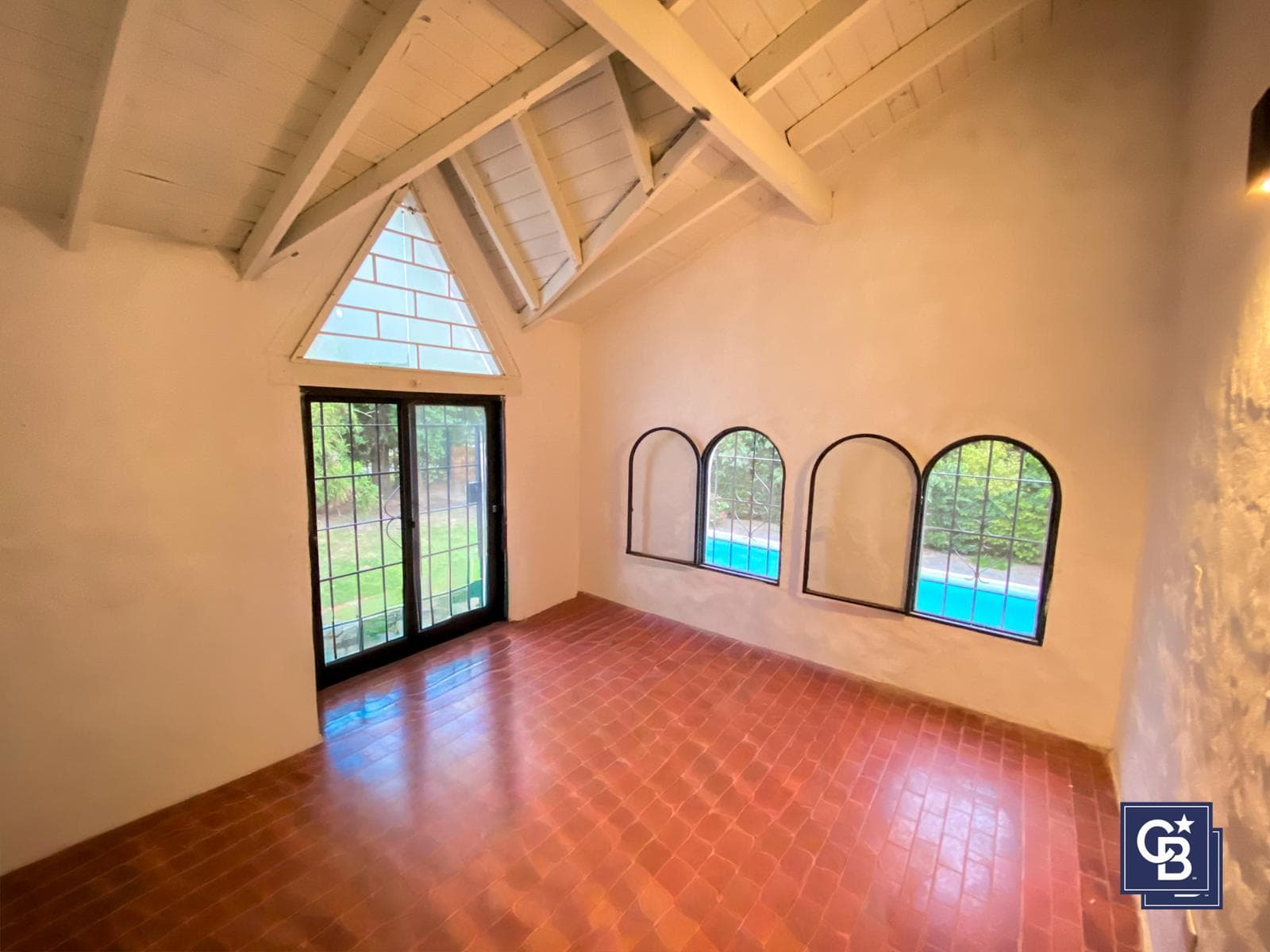 5-Room Country House for Sale with Pool and Barbecue Area in Pilar