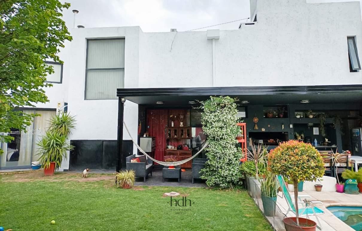 Tejas del Sur 2 House with 3 bedrooms, 3 bathrooms, and a pool; secure neighborhood