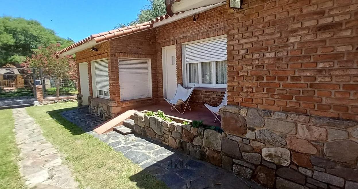 House in La Cumbre with 2 bedrooms, an excellent patio, and an apartment