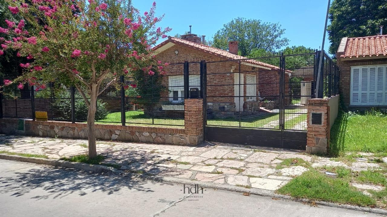 House in La Cumbre with 2 bedrooms, an excellent patio, and an apartment